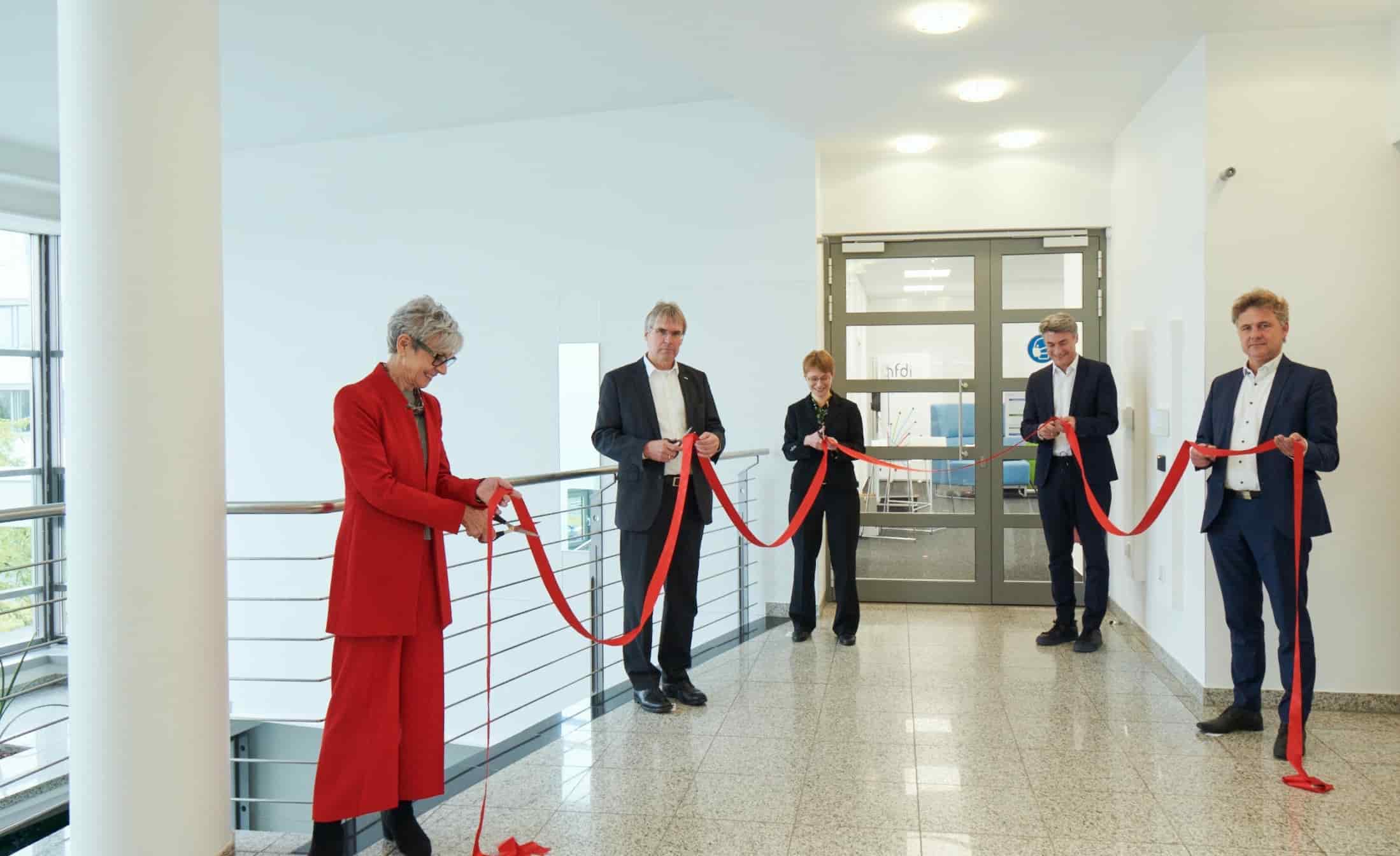 Eröffnung der NFDI-Geschäftsstelle am 15.10.2020 in Karlsruhe, von links nach rechts: Sabine Brünger-Weilandt (FIZ Karlsruhe), Holger Hanselka (KIT), Eva Lübke (NFDI-Direktorat), York Sure-Vetter (NFDI-Direktorat), Frank Mentrup (Oberbürgermeister Karlsruhe).